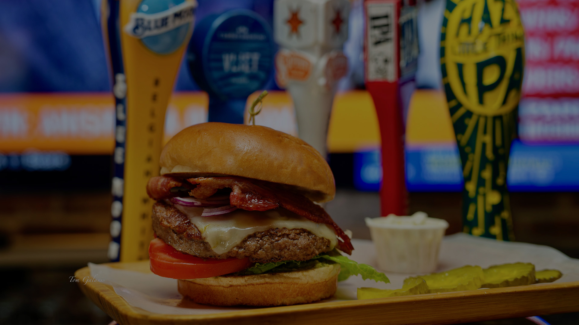 Wolfs Lair Burger image